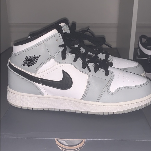 Air Jordan 1 Mid Light Smoke Grey - Picture 7 of 10
